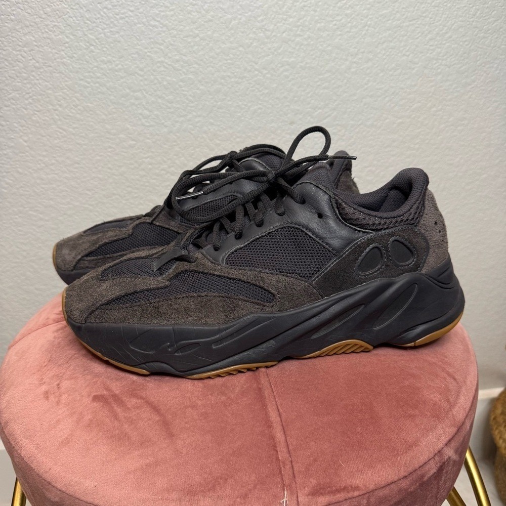 adidas Yeezy Boost 700 Utility Black Gum Men Sneakers Size 10 Black/brown Suede